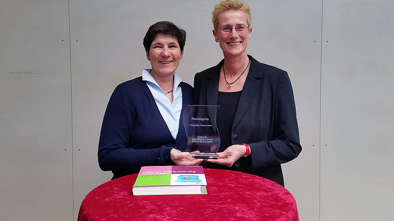 Anna Langheiter holt sich die Trophäe